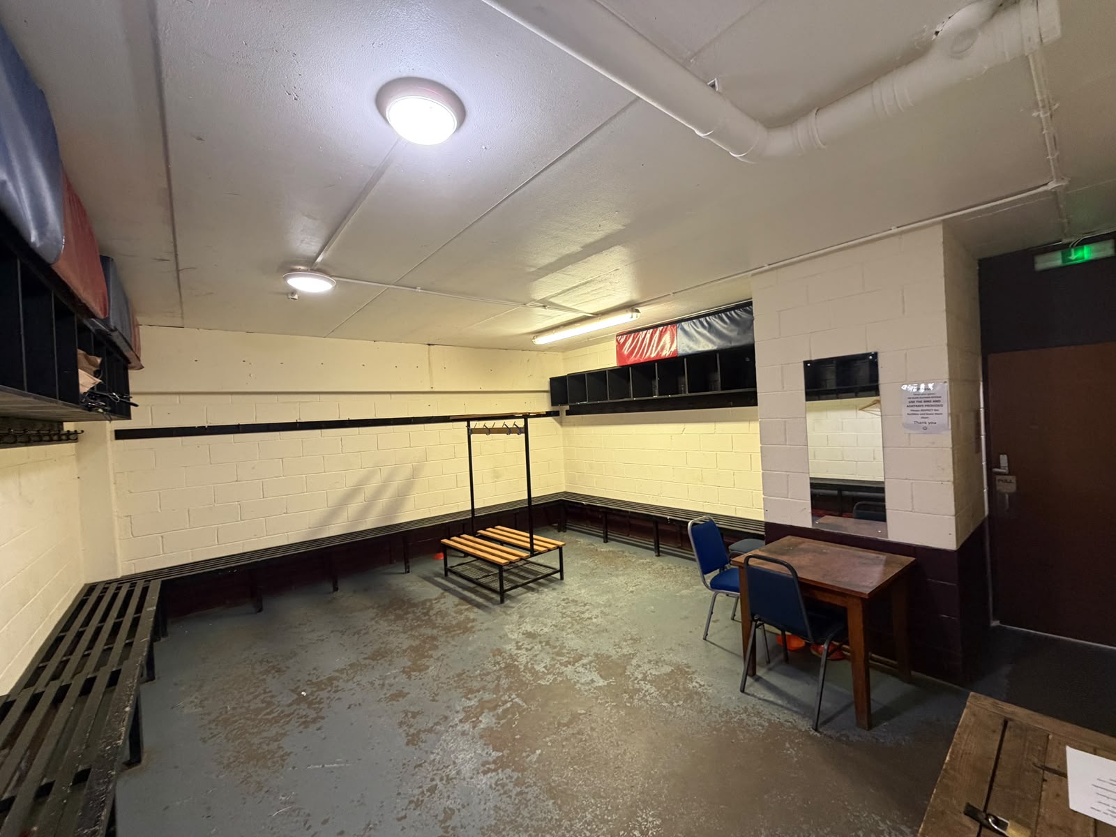 Changing room 6 before